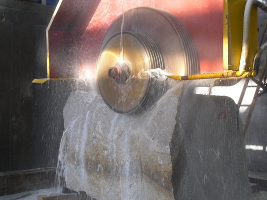 पानी की खपत 15m3/h ग्रेनाइट और संगमरमर के लिए ब्लॉक काटने की मशीन सकल शक्ति 57/67kw