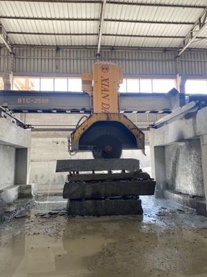 उच्च परिशुद्धता ब्लॉक ब्रिज काटने की मशीन 15m3/H पानी की खपत और सुरक्षा प्रणाली के लिए