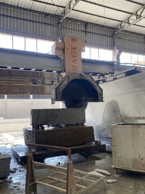 उच्च परिशुद्धता ब्लॉक ब्रिज काटने की मशीन 15m3/H पानी की खपत और सुरक्षा प्रणाली के लिए