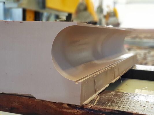 4-अक्ष सीएनसी डायमंड वायर सॉ मशीन 360° सर्वो-रोटरी टेबल, 16-सतह स्लाइडवे और 28 रोलिंग-व्हील लिफ्ट के साथ