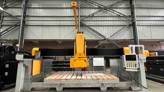 600 मिमी सॉ ब्लेड के साथ 4-एक्सिस इंटेलिजेंट ब्रिज स्टोन कटिंग मशीन, ग्रेनाइट मार्बल स्लैब प्रोसेसिंग के लिए हाई-एंड सीएनसी सिस्टम