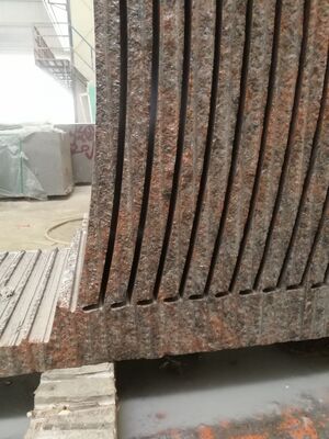 4-एक्सिस सीएनसी डायमंड वायर सॉ मशीन 360° सर्वो-रोटरी टेबल 16-सरफेस स्लाइडवे और 28 रोलिंग-व्हील लिफ्ट के साथ मार्बल ग्रेनाइट के लिए