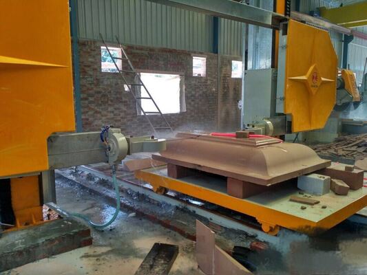 4-एक्सिस सीएनसी डायमंड वायर सॉ मशीन 360° सर्वो-रोटरी टेबल 16-सरफेस स्लाइडवे और 28 रोलिंग-व्हील लिफ्ट के साथ मार्बल ग्रेनाइट के लिए