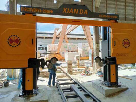 4-एक्सिस सीएनसी डायमंड वायर सॉ मशीन 360° सर्वो-रोटरी टेबल 16-सरफेस स्लाइडवे और 28 रोलिंग-व्हील लिफ्ट के साथ मार्बल ग्रेनाइट के लिए