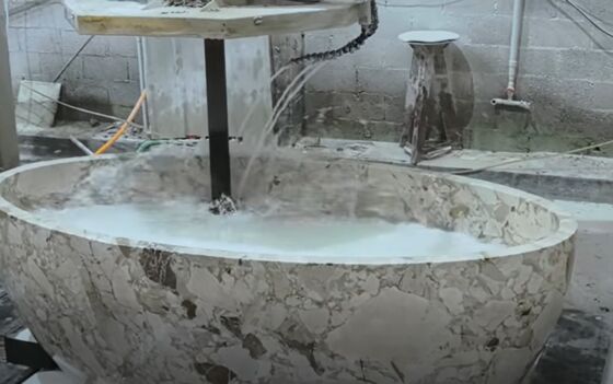 5-अक्ष सीएनसी रूटर ब्रिज सॉ कटिंग मशीन 5-अक्ष समवर्ती नियंत्रण के साथ, 20 किलोवाट बीटी 40 स्पिंडल और हाइब्रिड टेबल डिजाइन