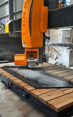 15kw मुख्य शक्ति और स्वचालित टेबल आंदोलन के साथ 5 अक्ष ब्रिज देखा काटने की मशीन