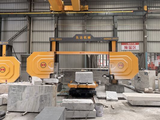 XIANDA CNC-2500SA उच्च परिशुद्धता सीएनसी हीरा तार देखा मशीन 20 टन भार क्षमता और पत्थर प्रोफाइलिंग के लिए 360 डिग्री सर्वो घूर्णन तालिका के साथ