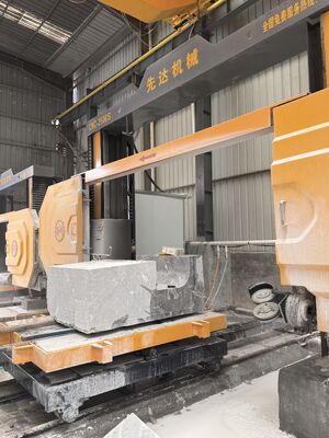 XIANDA CNC-2500SA उच्च परिशुद्धता सीएनसी हीरा तार देखा मशीन 20 टन भार क्षमता और पत्थर प्रोफाइलिंग के लिए 360 डिग्री सर्वो घूर्णन तालिका के साथ