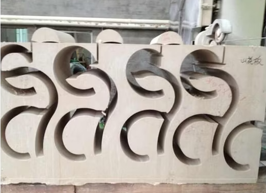 XIANDA CNC-2500SA उच्च परिशुद्धता सीएनसी हीरा तार देखा मशीन 20 टन भार क्षमता और पत्थर प्रोफाइलिंग के लिए 360 डिग्री सर्वो घूर्णन तालिका के साथ